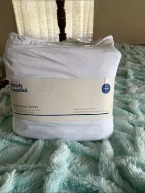 Que White Heathered Jersey Queen Fitted Sheet and one Flat sheet